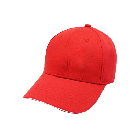 Rote Kappe mit gebogenem Schirm und ohne Aufdruck.